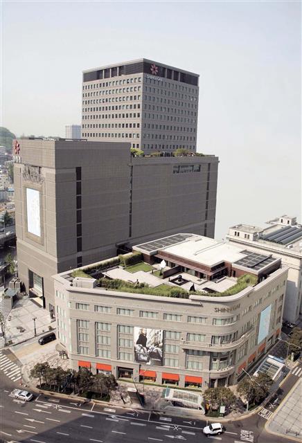 서울 중구에 위치한 신세계백화점. 앞쪽 본관 자리가 미스코시 경성 백화점 자리로 현재는 명품 매장이다. 뒤쪽 신관의 5개 층은 면세점이다. 신세계 제공