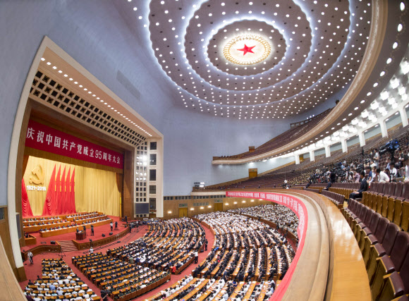 중국공산당 창립 95주년 기념식이 1일(현지시간) 베이징의 인민대회당에서 열리고 있다. 시진핑 국가주석은 이날 연설에서 “대만의 독립분리 세력에 단호하게 반대한다”며 독립성향의 차이잉원 대만 정부에 대해 경고 메시지를 보냈다.