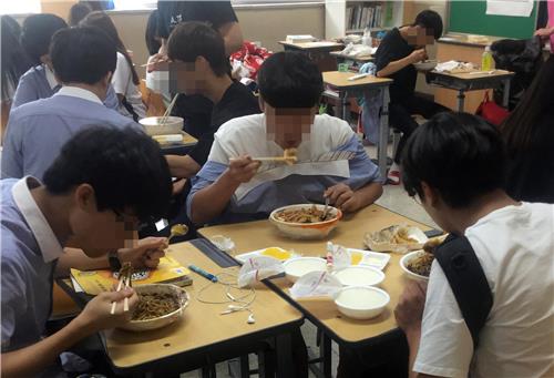 경기 이현고 학생들이 근무 여건 개선을 요구하는 학교 급식 조리 종사자들과 이를 받아들일 수 없다는 학교 측의 갈등으로 2주째 직영 급식을 제공받지 못한 채 외부에서 음식을 시켜 식사를 해결하고 있는 모습. 연합뉴스