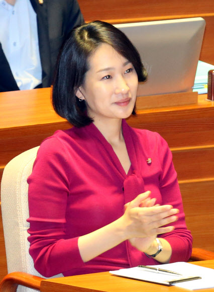 박수치는 김수민 의원