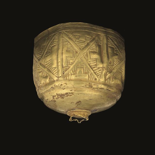테페 푸롤에서 출토된 기하학 무늬가 새겨진 황금잔. 국립중앙박물관 제공