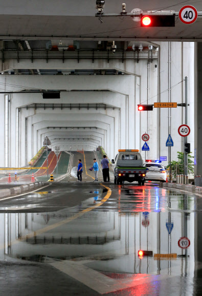 서울, 경기 등 중부지방에 호우경보가 내려진 5일 오전 9시께 서울 용산구 잠수교 북단에서 이 일대 한강 수위가 6.2m에 도달하며 차량 통제가 이뤄지고 있다.  연합뉴스