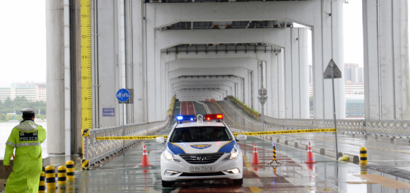 서울, 경기 등 중부지방에 호우경보가 내려진 5일 오전 서울 한강 수위가 올라가자 용산구 잠수교의 차량 통제가 이뤄지고 있다.  손형준 기자 boltagoo@seoul.co.kr