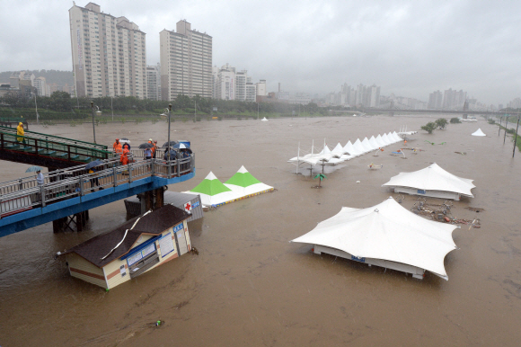 장마전선의 북상으로 전국적으로 국지성 호우가 내린 5일 서울 장안교 아래에서 바라본 중랑천이 물에 잠겨 있다.  도준석 기자 pado@seoul.co.kr