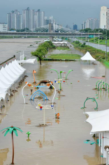 중랑천 범람으로 잠긴 수영장.