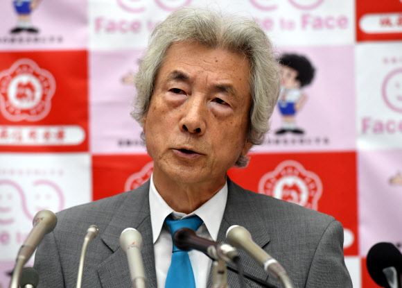 고이즈미 준이치로(小泉純一郞, 왼쪽) 전 총리는 5일 도쿄에서 2011년 3월 동일본대지진 당시 현장 구조에 나섰다 방사성 물질에 피폭된, 미군 지원기금 설립을 발표했다(사진).AP=연합뉴스