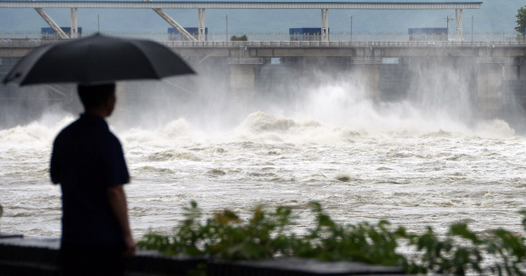 장마전선이 북상하면서 중부지방에 내린 집중 호우로 5일 경기도 양평 북한강 팔당댐이 방류를 하고 있다. 박윤슬 기자 seul@seoul.co.kr