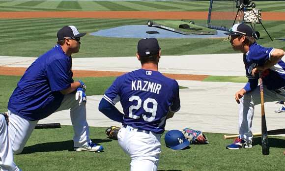 7일(현지시간) 샌디에이고 파드리스를 상대로 21개월 만에 빅리그 복귀 등판하는 류현진(로스앤젤레스 다저스.왼쪽))이 4일 훈련에 앞서 다저스 선발 투수들과 몸을 풀고 있다. 류현진과 대화하는 상대는 일본인 투수 마에다 겐타.  연합뉴스