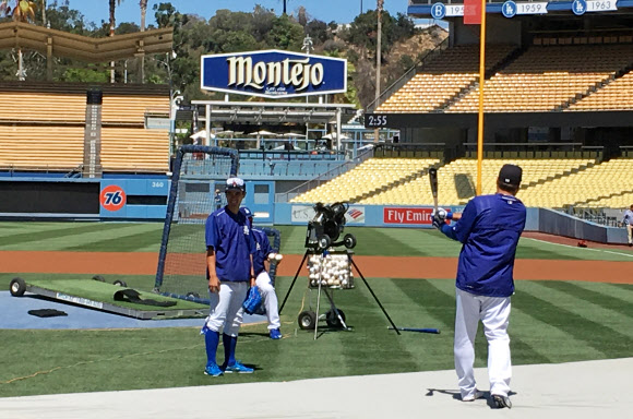 7일(현지시간) 샌디에이고 파드리스를 상대로 21개월 만에 빅리그 복귀 등판하는 류현진(로스앤젤레스 다저스)이 4일 훈련에 앞서 방망이를 휘두르며 본격 컴백을 준비하고 있다.  연합뉴스