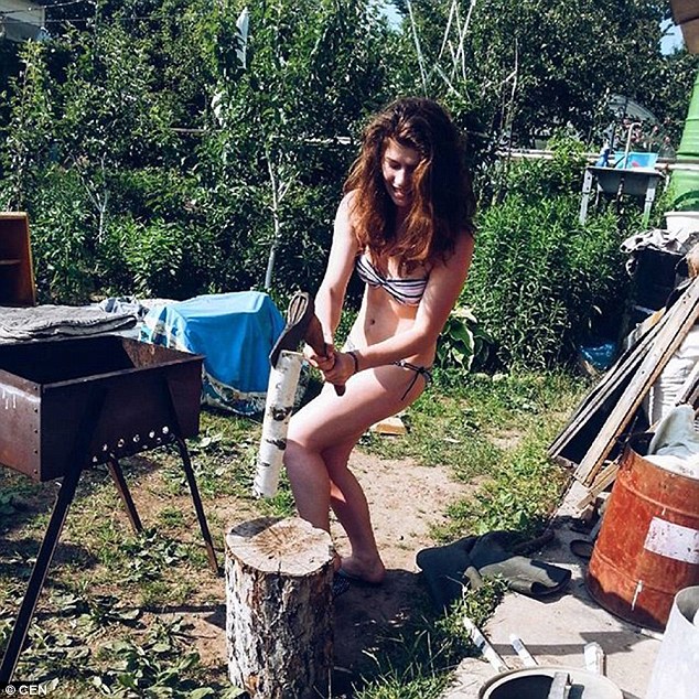 사진=대통령 풍자 위해 옷 벗고 일하는 설정 사진 찍은 벨라루스 누리꾼