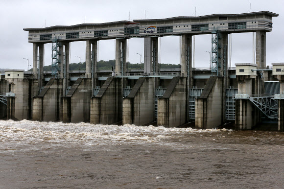 쏟아져 나오는 임진강물