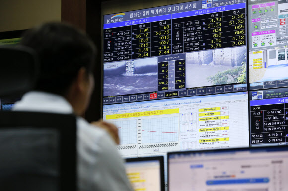 필승교 수위 주시하는 군남댐