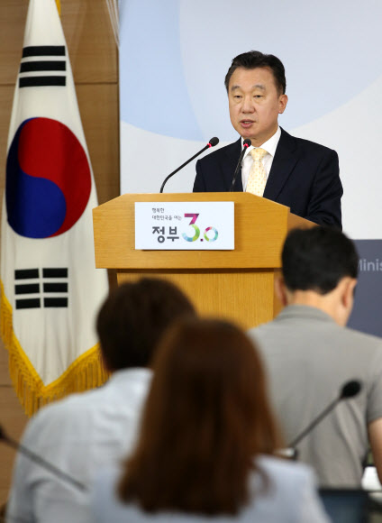 ’북 황강댐 방류’ 질문에 답하는 정준희 대변인