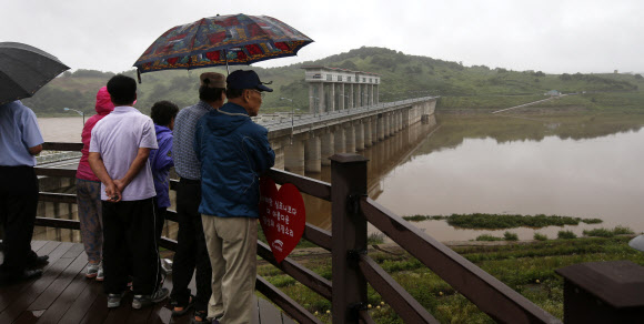 군남댐 찾은 연천 주민들