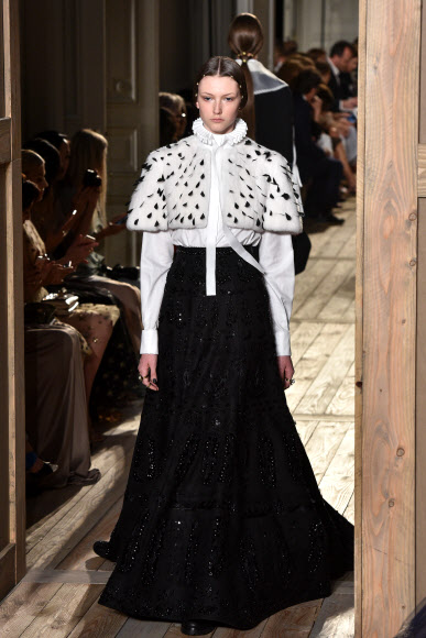 모델이 6일(현지시간) 2016-2017 발렌티노 가을-겨울 오트쿠튀르 패션 콜렉션(Valentino’s fall-winter 2016-2017 Haute Couture fashion collection)의 작품을 선보이고 있다.AP 연합뉴스