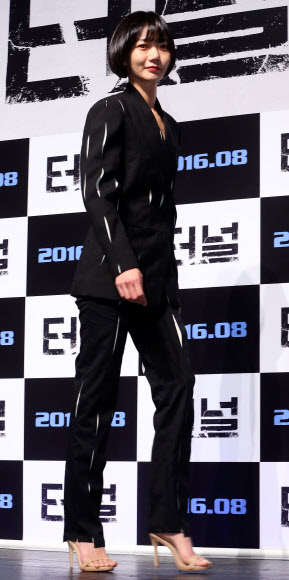 수트로 멋낸 배두나