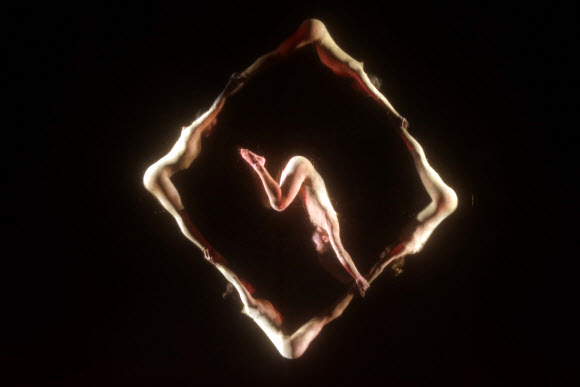 이탈리아 ‘노그래비티 댄스 컴퍼니’ 멤버들이 7일(현지시간) 콜롬비아 보고타에 위치한 훌리오 마리오 산토 도밍고 극장에서 “From hell to paradise, Trips of the soul,” 공연을 선보이고 있다. 댄서들은 케이블과 밧줄에 매달린채 반투명 스크린 뒤에서 연기하고 있다. AP 연합뉴스