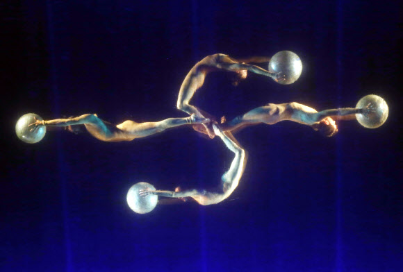 이탈리아 ‘노그래비티 댄스 컴퍼니’ 멤버들이 7일(현지시간) 콜롬비아 보고타에 위치한 훌리오 마리오 산토 도밍고 극장에서 “From hell to paradise, Trips of the soul,” 공연을 선보이고 있다. 댄서들은 케이블과 밧줄에 매달린채 반투명 스크린 뒤에서 연기하고 있다. AP 연합뉴스