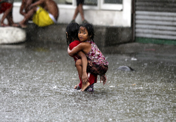 태풍 네파탁 영향에 서로 의지하는 필리핀의 자매