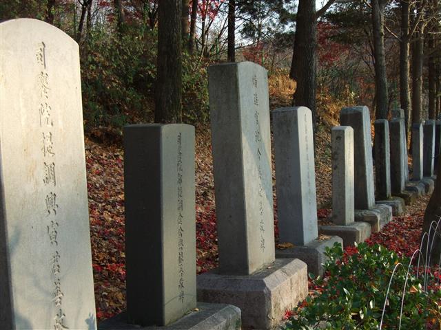 지금도 분원초등학교 마당에 늘어서 있는 사옹원 관리들의 선정비.