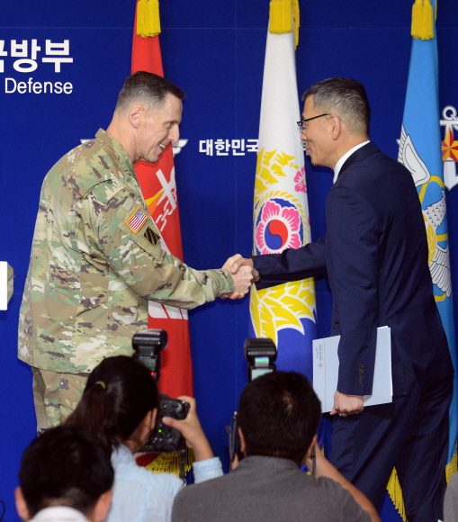 류제승(오른쪽) 국방부 국방정책실장과 토머스 밴달 미8군사령관이 8일 서울 용산구 국방부에서 사드의 주한미군 배치를 발표한 뒤 악수를 나누고 있다. 안주영 기자 jya@seoul.co.kr