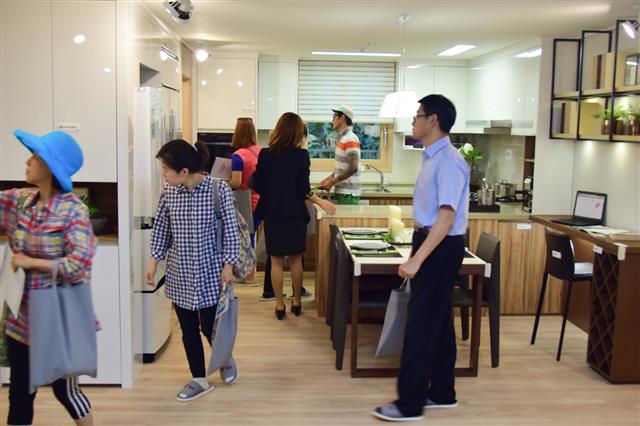 분양시장이 뜨거워지면서 아파트 모델하우스를 찾는 사람들이 늘고 있다. 방문객들로 붐비고 있는 서울 동작구 흑석뉴타운 아크로리버하임 모델하우스의 모습. 대림산업 제공