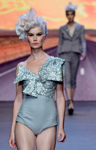 9일(현지시간) 네덜란드 암스테르담에서 열린 ‘암스테르담 패션 위크’ 중 디자이너 데니스 디엠의 의상을 모델이 선보이고 있다.<br>EPA 연합뉴스