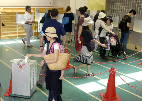 참의원 선거서 한표 행사하는 일본 국민