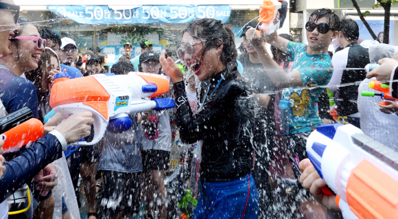 전국적으로 폭염이 이어지고 있는 가운데 10일 서울 서대문구 신촌 연세로에서 열린 신촌 물총축제에 참가한 시민들이 서로 물총을 쏘며 즐거워 하고 있다. 손형준 기자 boltagoo@seoul.co.kr