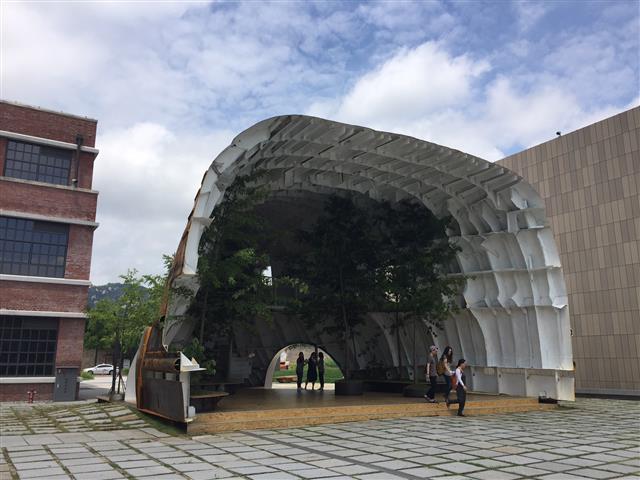 국립현대미술관 서울관 앞마당에 설치된‘젊은 건축가 프로그램(YAP) 2016’의 당선작 ‘템플’(Temp’L). 붉게 녹슨 외부와는 대조적으로 내부는 흰색 페인트로 칠하고, 나무도 몇 그루 세워 휴식공간으로 만들었다.