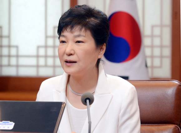 박근혜 대통령이 11일 오전 청와대에서 열린 수석비서관회의에서 발언하고 있다.  안주영 기자 jya@seoul.co.kr