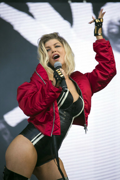 미국 가수 퍼기가 10일(현지시간) 영국 런던에서 매년 여름 열리는 음악 축제인 ‘와이어리스 페스티벌’ 무대에 올라 공연을 펼쳤다.  AP 연합뉴스