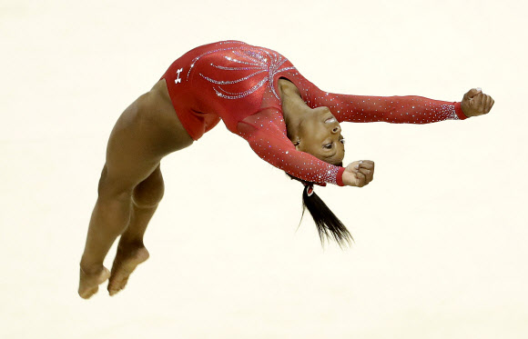 10일(현지시간) 미국 캘리포니아주 새너제이에서 열린 리우올림픽 미국 체조대표 선발전에 시몬 바일스가 마루 운동 경기를 펼치고 있다. AP 연합뉴스