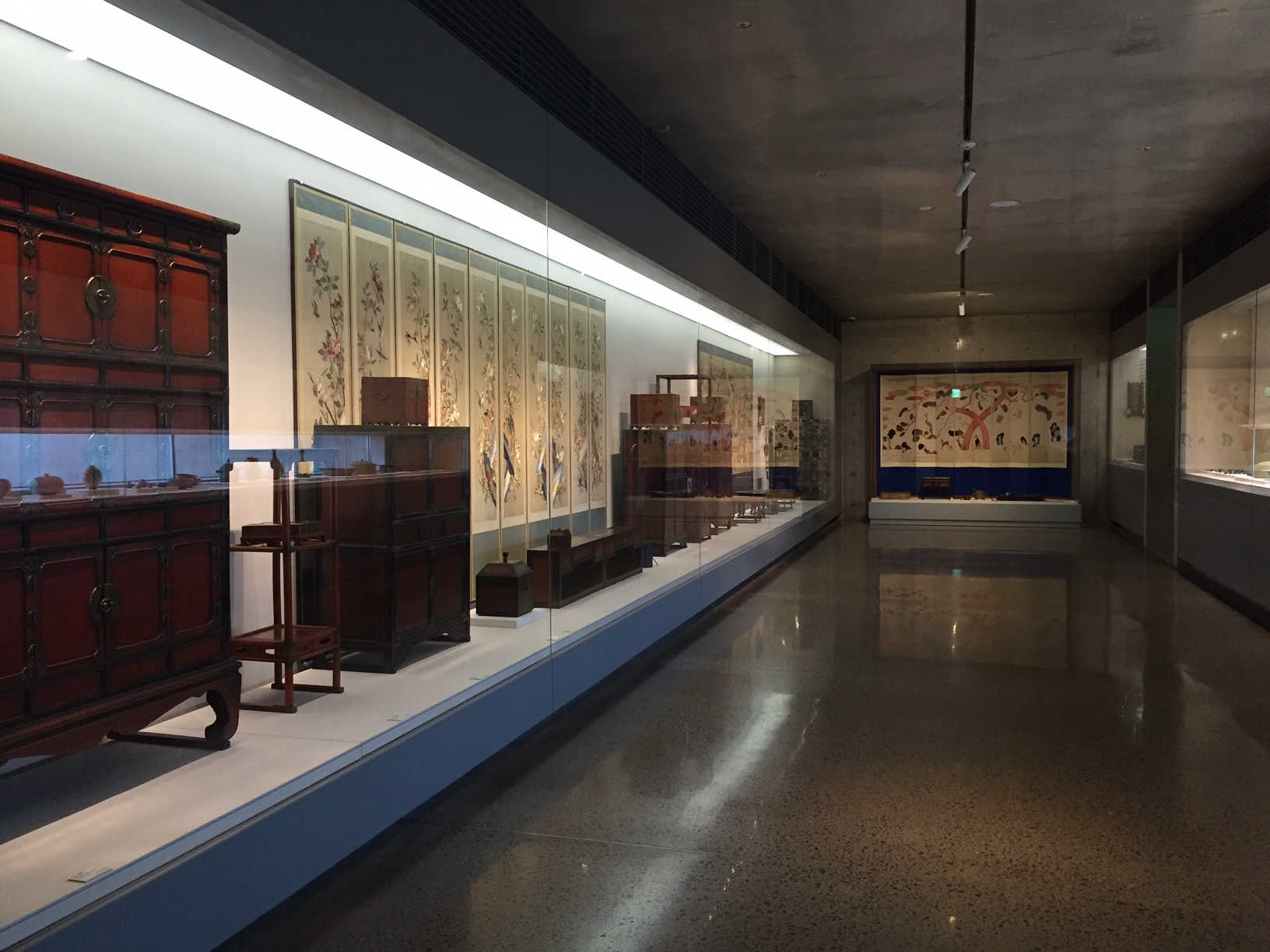목가구와 병풍 등 전통 한옥 공간에서 사용됐던 조선시대의 공예품이 고르게 전시된 1관.