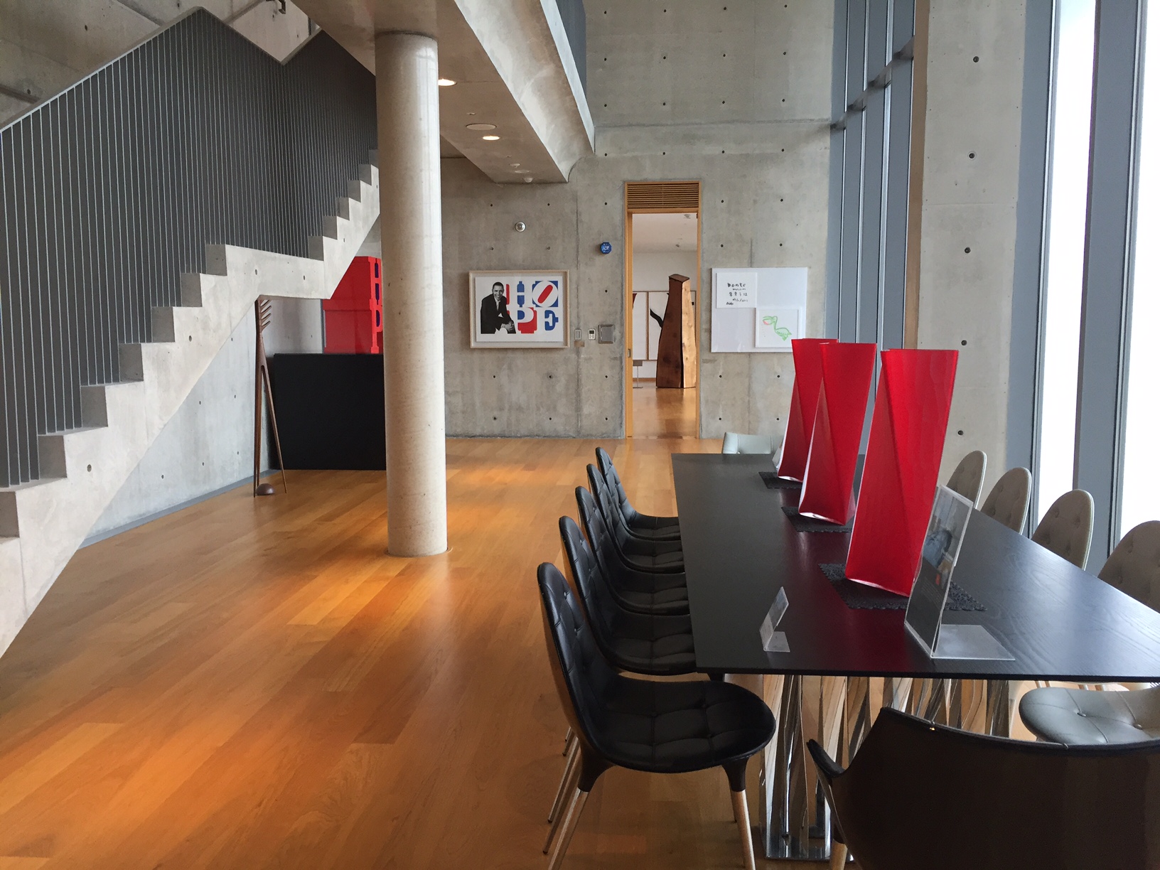 현대미술 작품들을 선보이는 2관 전시실. 마당으로 연결돼 다양한 행사를 수용할 수 있도록 했다.
