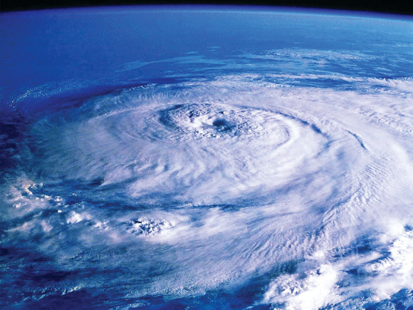 위성에서 촬영한 태풍의 모습. 위키피디아 제공