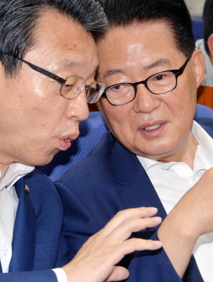 김성식(왼쪽) 국민의당 의원과 박지원 전 당 대표. 서울신문 DB
