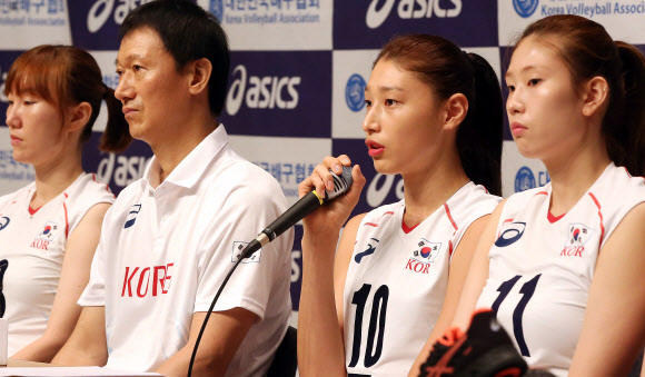 여자배구 대표팀의 주장 김연경(오른쪽 두 번째)이 12일 충북 진천선수촌에서 열린 2016 리우데자네이루올림픽 출정식을 겸한 기자회견에서 각오를 밝히고 있다. 아식스 제공