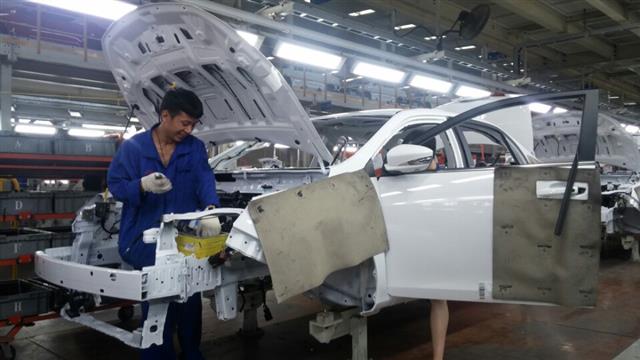 중국의 전기자동차 업체인 BYD 시안공장에서 중국 근로자들이 지난 2일 휴일임에도 불구하고 자동차 형틀에서 조립작업을 하고 있다.