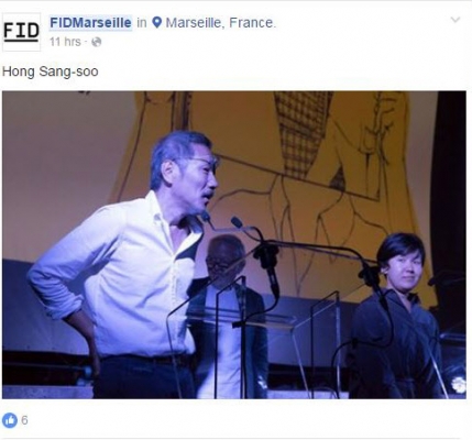 배우 김민희와 불륜설에 휩싸인 홍상수 감독이 프랑스 마르세유에 모습을 드러냈다. 사진은 지난 12일(현지시간) 열린 프랑스 마르세유 국제영화제 개막식에 참석한 모습. <br>마르세유 영화제 페이스북=연합뉴스