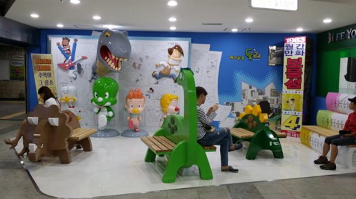 만화 ‘아기공룡 둘리’를 테마로 단장한 지하철4호선 쌍문역. <br>도봉구 제공