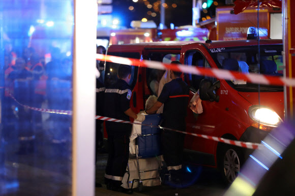 프랑스 니스 대형트럭 테러…부상자 후송
