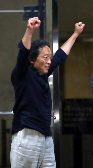 조사 마친 정명훈 ’두손 번쩍’