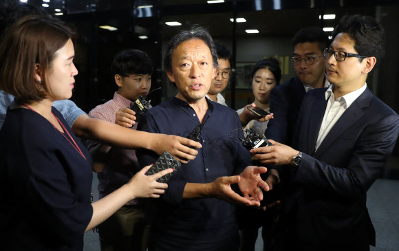 취재진 질문에 답하는 정명훈