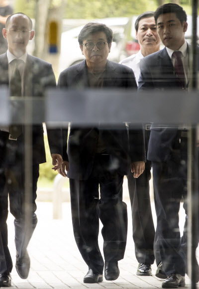 법원 들어서는 이창하 대표