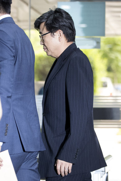 법원 들어서는 이창하 대표