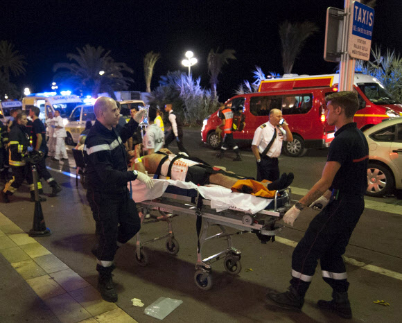 프랑스 니스에서 발생한 트럭테러로 부상당한 환자가 이송되고 있다.