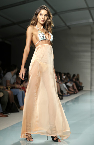 모델이 14일(현지시간) 미국 플로리다주 마이애미 비치에서 열린 ‘데뷔 럭스 콜렉션 스윔웨어(Debut Lux Collection swimwear)’ Du Aqua를 입고 몸매를 과시하고 있다. AP 연합뉴스