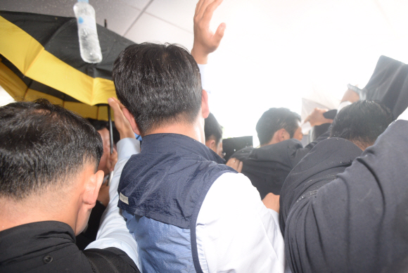 15일 오전 경북 성주군청을 방문한 황교안 국무총리의 머리 위로 군민들이 던진 물통이 지나가고 있다. 2016.7.15 도준석 기자 pado@seoul.co.kr