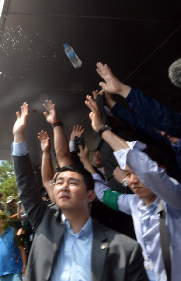 15일 오전 경북 성주군청을 방문한 황교안 국무총리와 한민구 국방부장관의 머리 위로 군민들이 던진 물통이 지나가고 있다. 2016.7.15 도준석 기자 pado@seoul.co.kr